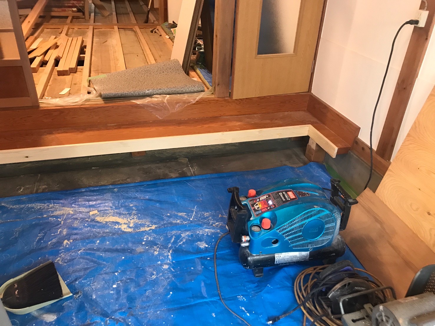 上京区Ｋ邸玄関踏み台引き割り後木口修繕