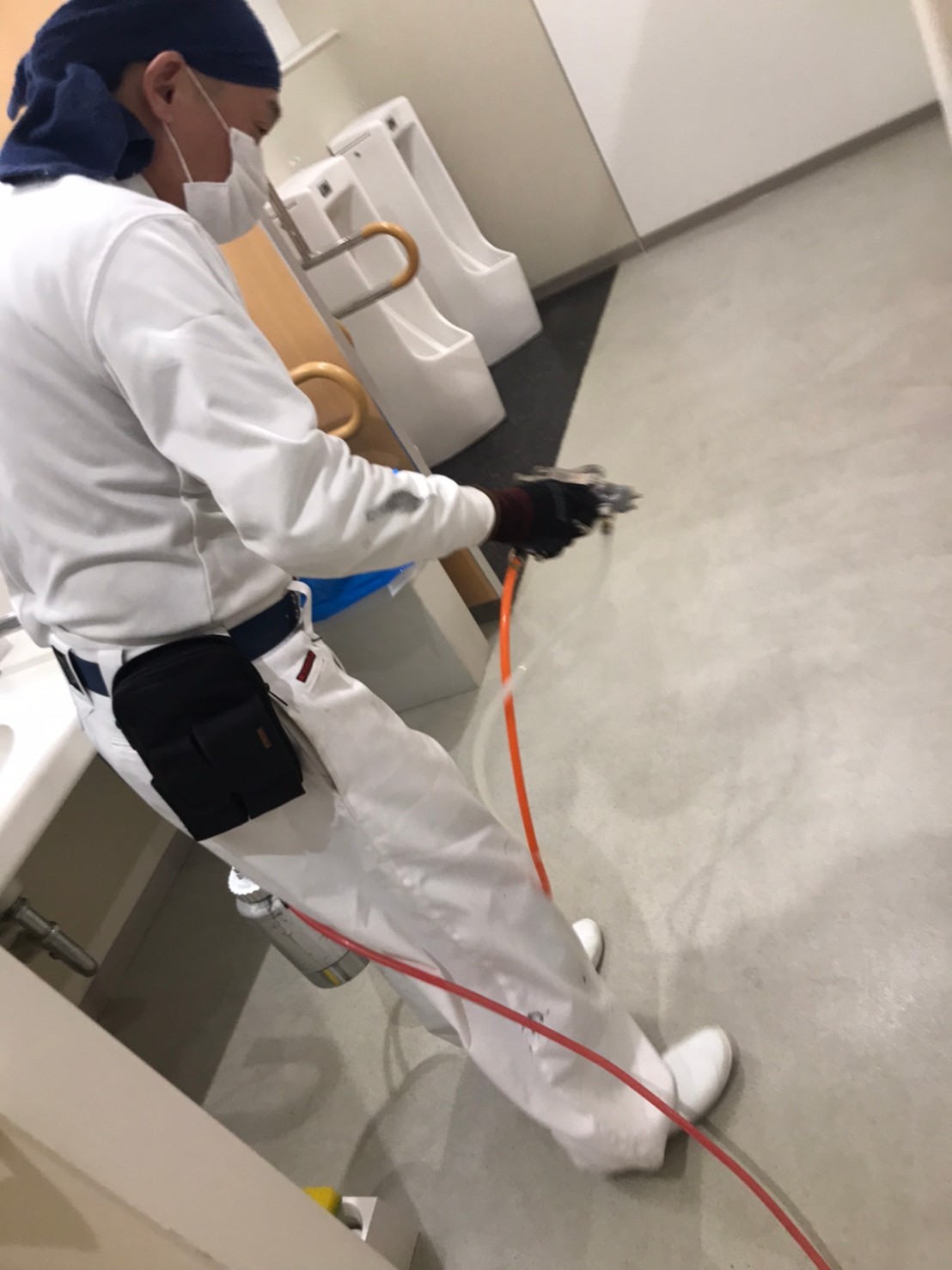病院内男子トイレコロナウイルス無機コーティング剤作業