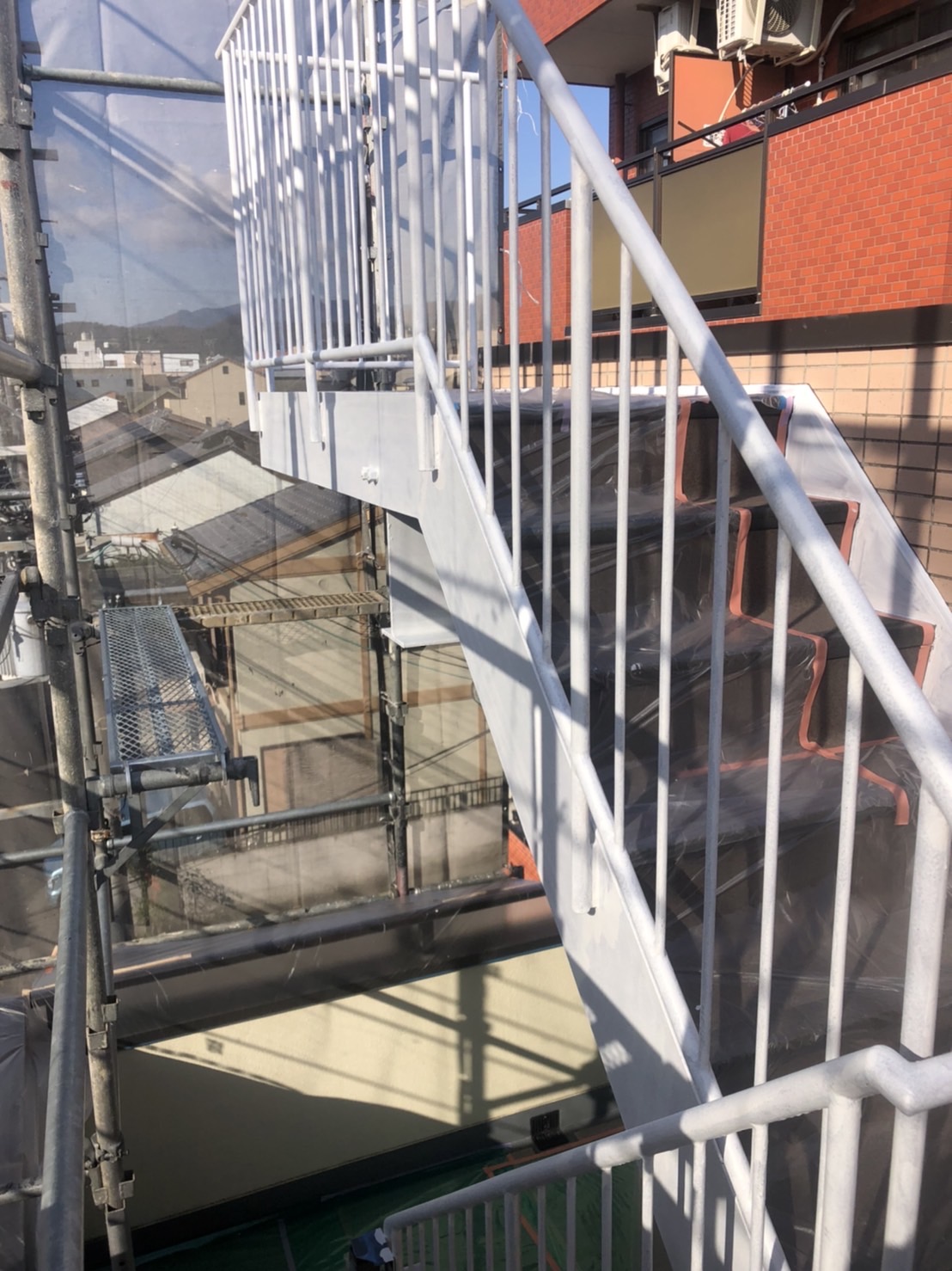 上京区マンション階段サビ止め塗装
