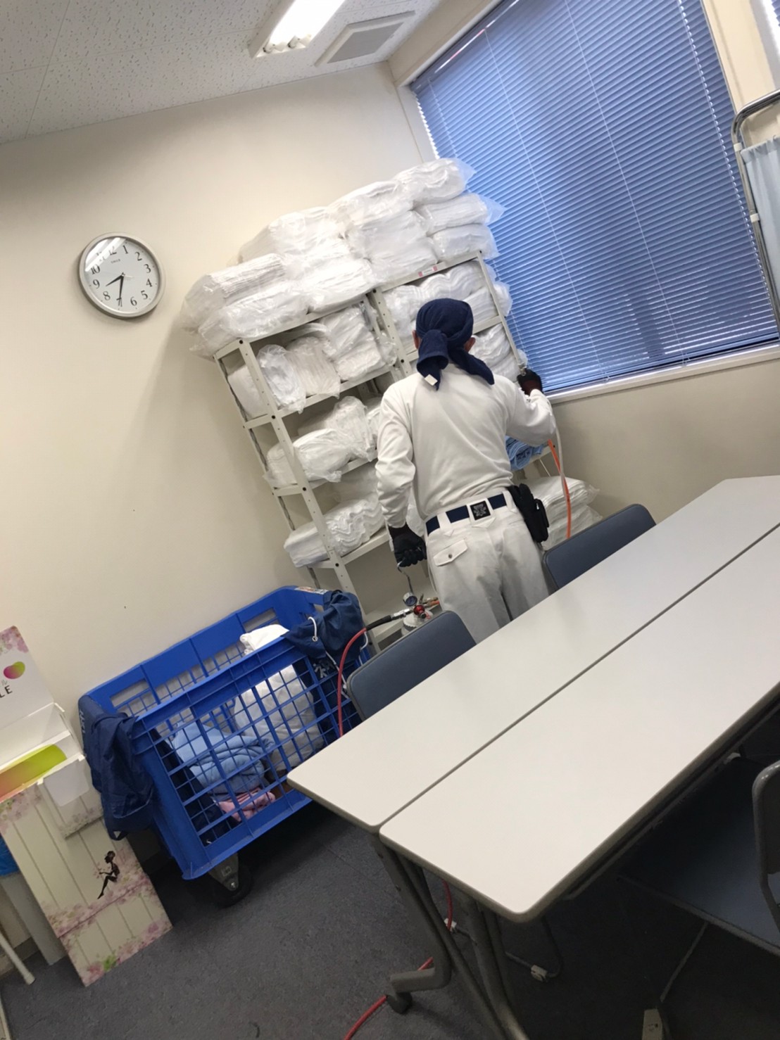 病院内リネン室のコロナウイルス無機コーティング剤作業