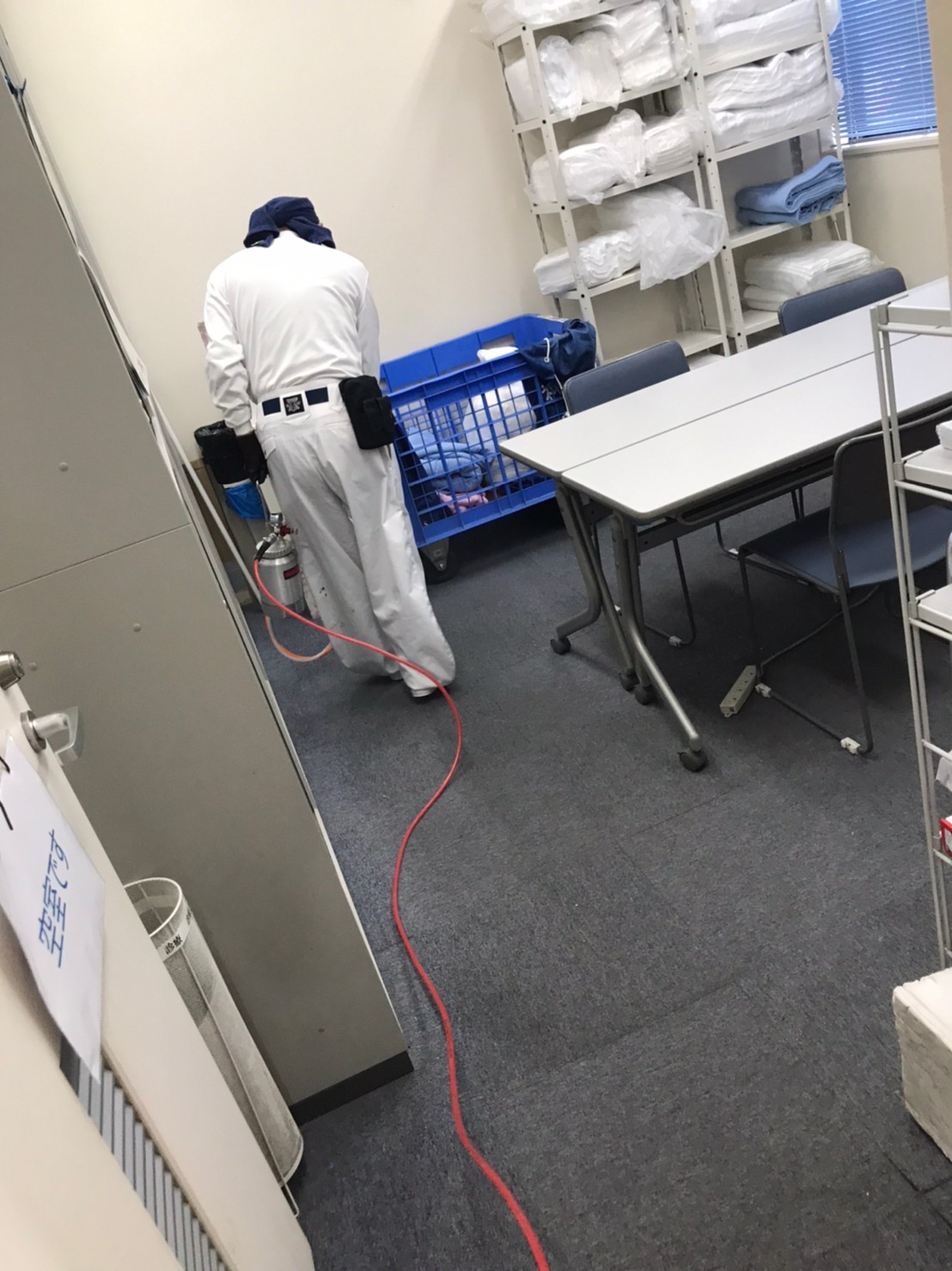 病院内リネン室のコロナウイルス無機コーティング剤作業