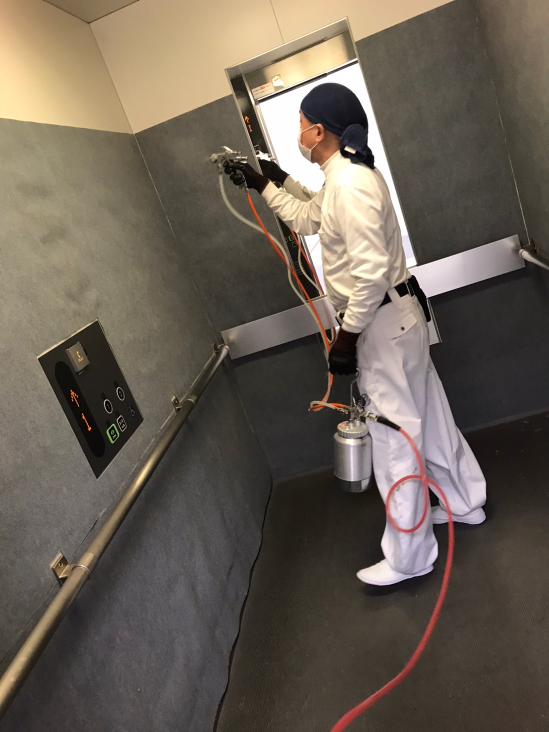 病院内エレベーターのコロナウイルス無機コーティング剤作業