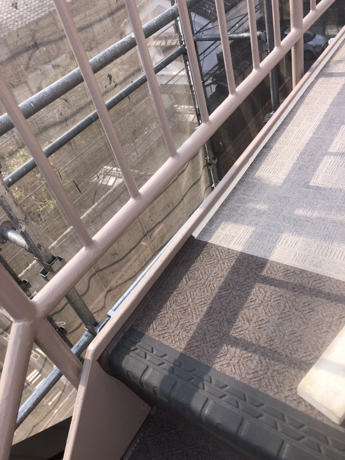 上京区マンション階段コーキング作業