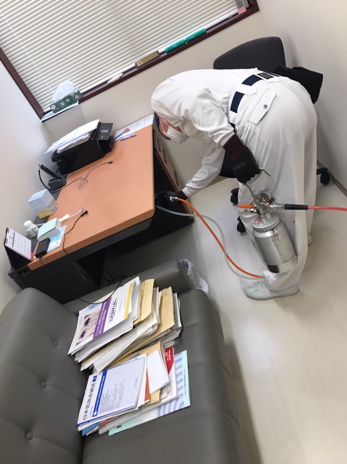 病院内診察室のコロナウイルス無機コーティング剤作業