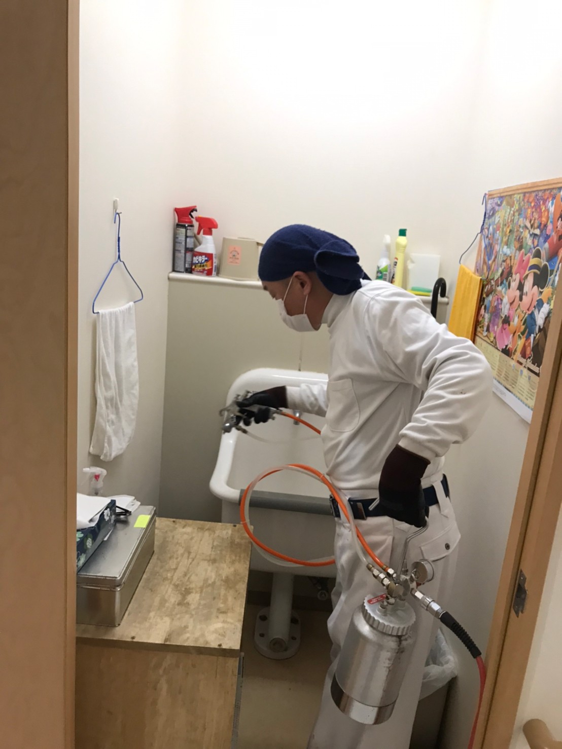 病院内洗い場のコロナウイルス無機コーティング剤作業