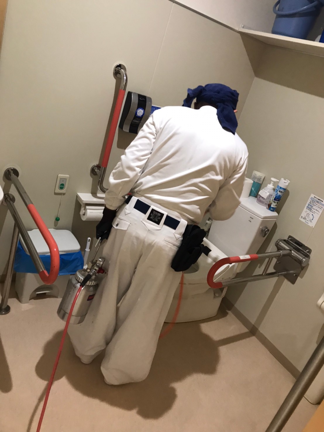 病院内障害者用トイレコロナウイルス無機コーティング剤作業