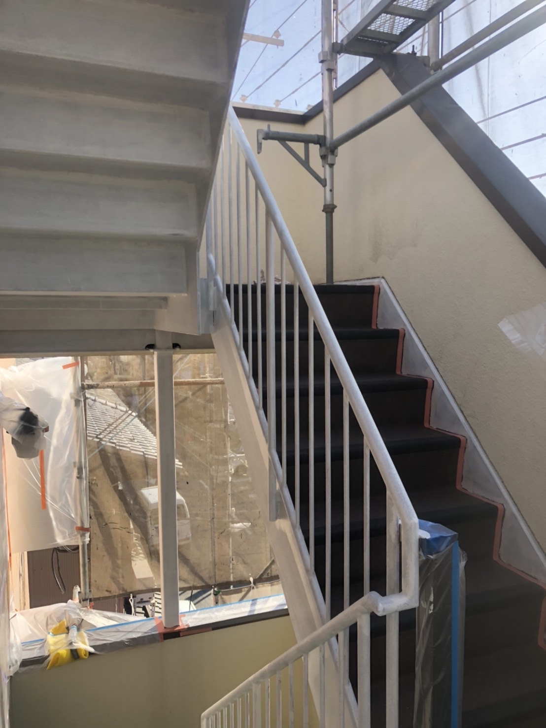 上京区マンション階段サビ止め塗装