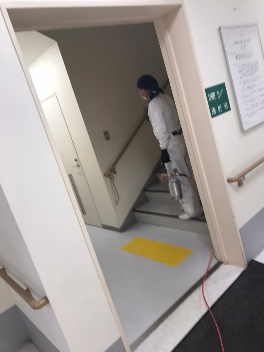病院内階段のコロナウイルス無機コーティング剤作業