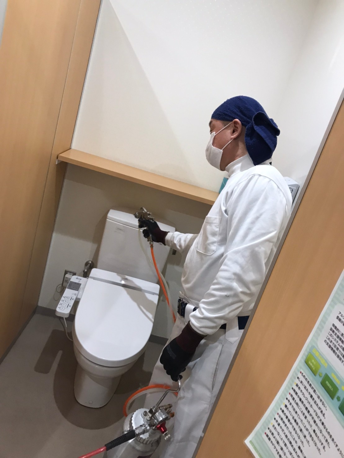 病院内トイレのコロナウイルス無機コーティング剤作業