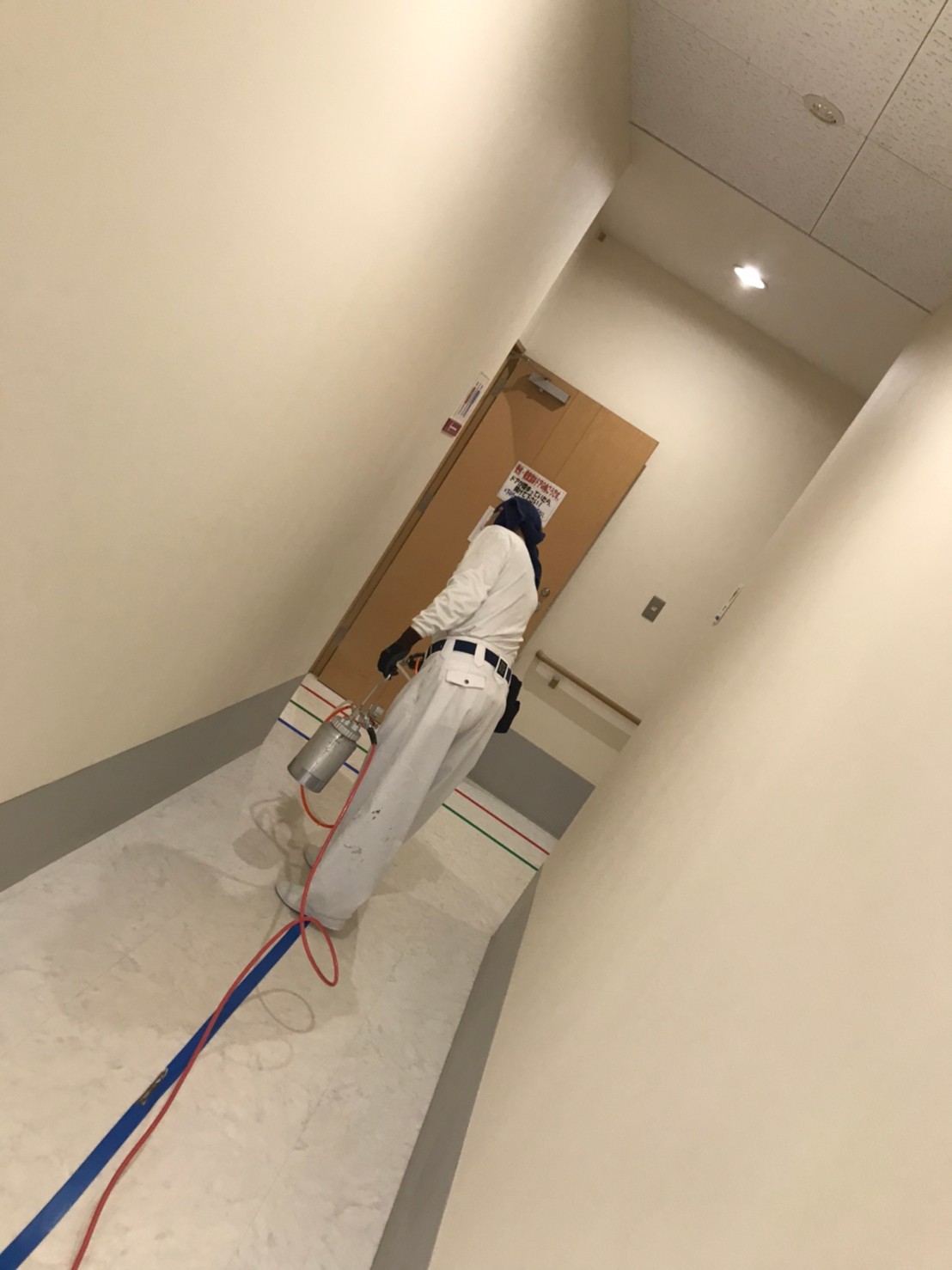 病院内廊下のコロナウイルス無機コーティング剤作業