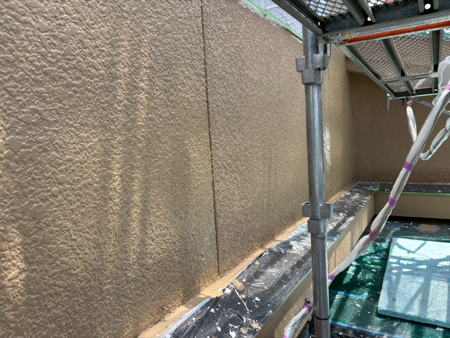 京都伏見区正木建装の西京区でのウルトラSI上塗り(手前)