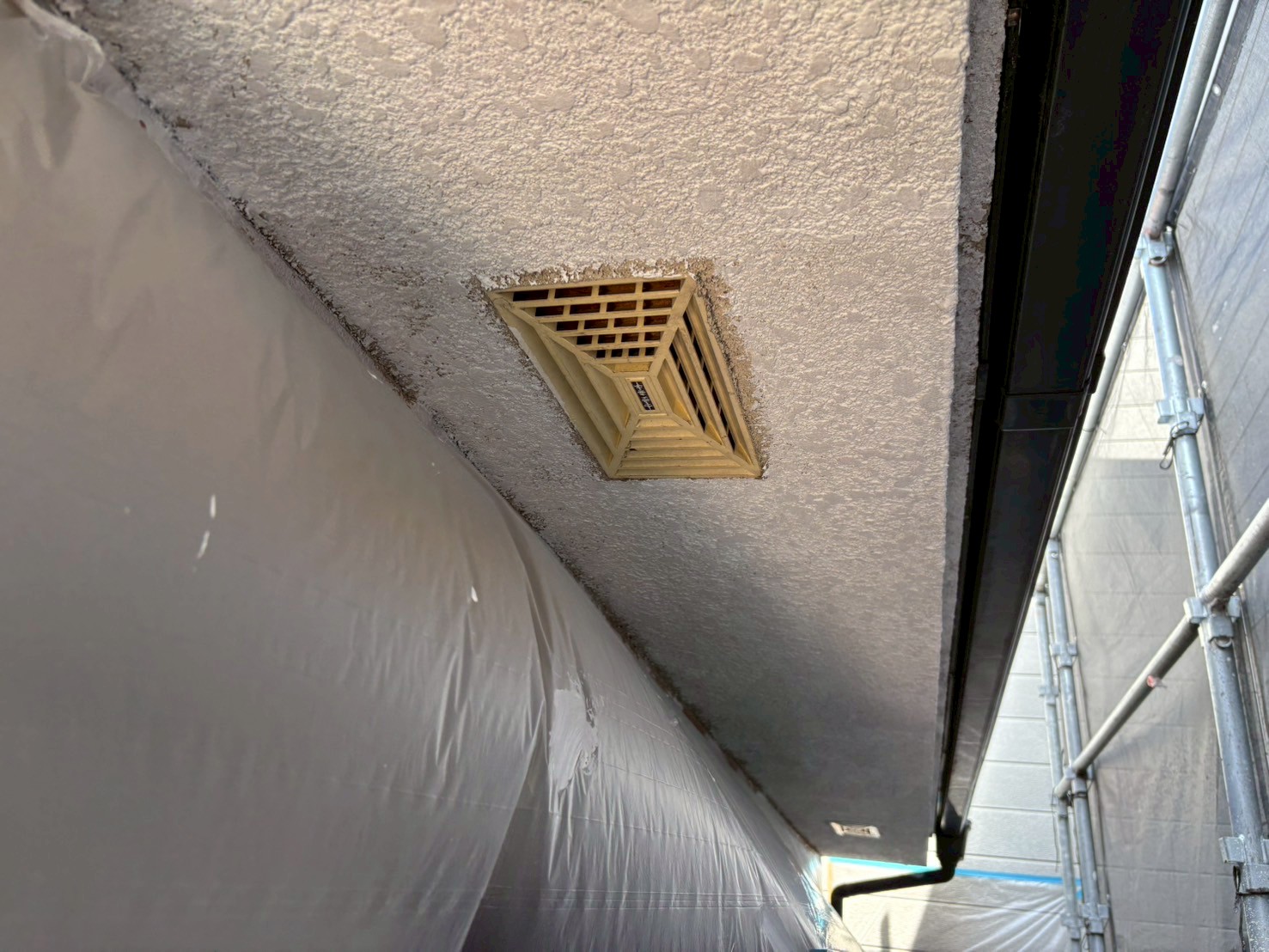 京都伏見区正木建装の西京区での樹脂フィーラー下塗り