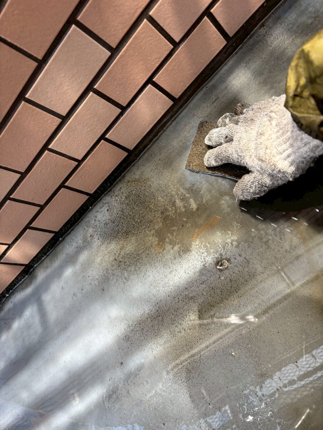 京都伏見区正木建装の西京区の高圧洗浄時に板金を水研ぎ研磨して付帯物の足付けをして洗い流す