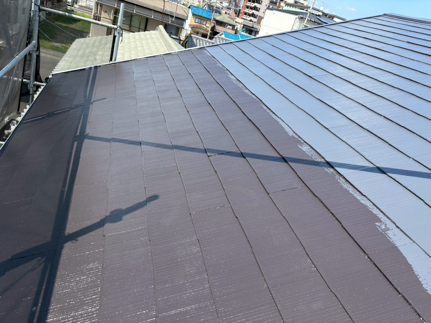 京都伏見区正木建装の西京区の屋根塗装の無機塗料上塗り工程写真