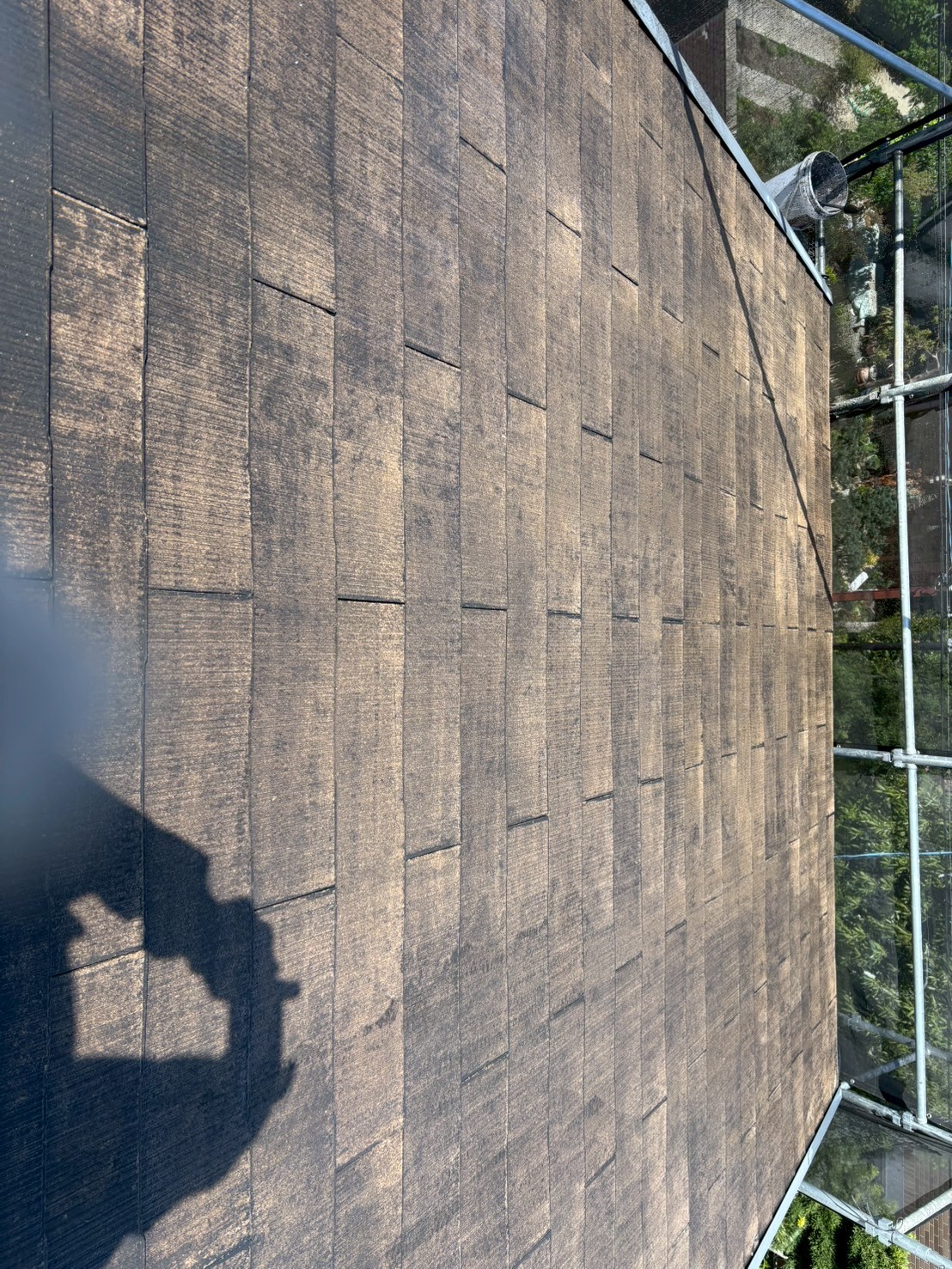 京都伏見区正木建装の西京区の屋根一回目の高圧洗浄完了
