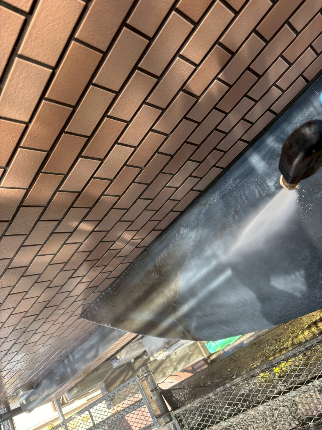 京都伏見区正木建装の西京区の外壁塗装前の高圧洗浄作業