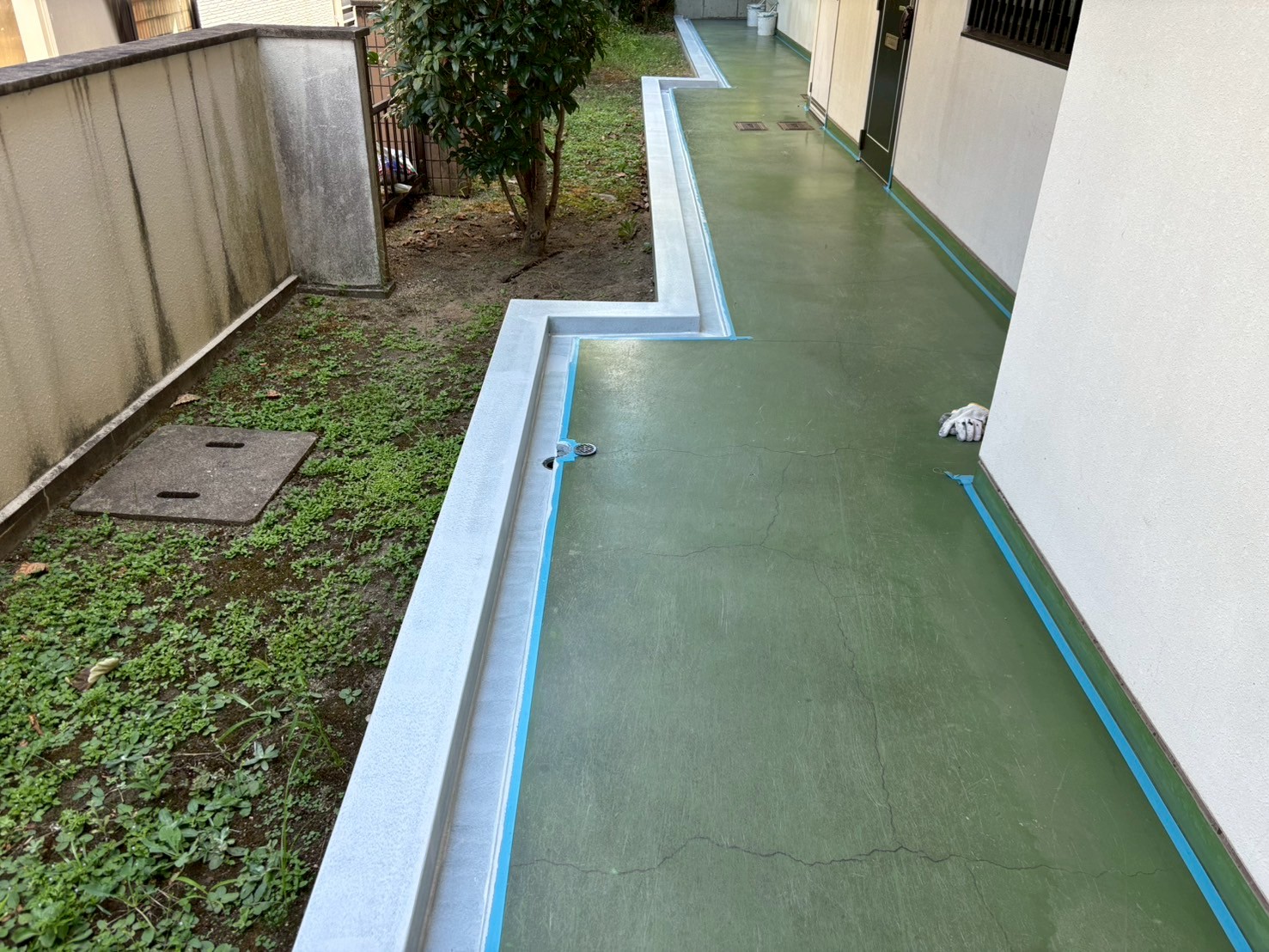 京都市山科区の、マンションで共有部の防水上塗り作業中７
