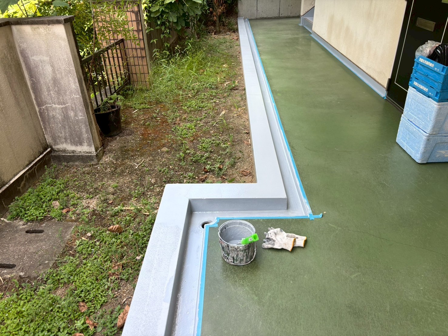 京都市山科区の、マンションで共有部の防水中塗り作業中４