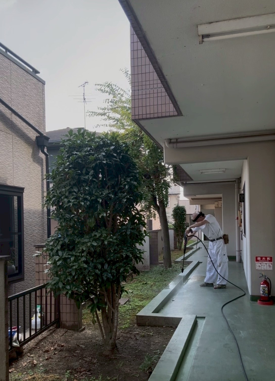 京都市山科区の、マンションで高圧洗浄をしています