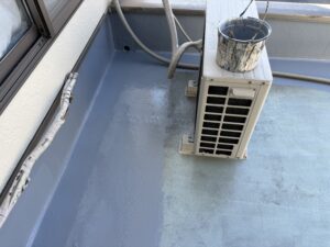 滋賀県大津市で、FRP防水のメンテナンス塗装の中塗りです。1