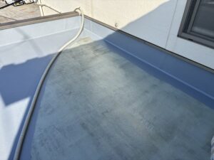 滋賀県大津市で、FRP防水のメンテナンス塗装の中塗りです。2