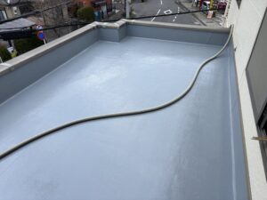 滋賀県大津市で、FRP防水のメンテナンス塗装の中塗りです。3