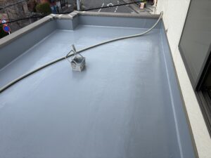 滋賀県大津市でＦＲＰ防水のメンテナンス塗装の遮熱上塗り塗装写真です。2