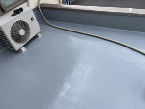滋賀県大津市でＦＲＰ防水のメンテナンス塗装の遮熱上塗り塗装写真です。3