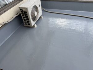 滋賀県大津市でＦＲＰ防水のメンテナンス塗装の遮熱上塗り塗装写真です。4