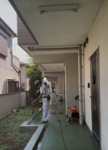 京都市山科区でマンションの共有部の高圧洗浄を行っております