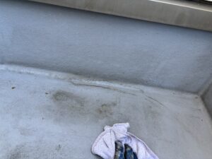 滋賀県大津市のＦＲＰ防水メンテナンス塗装の脱脂の写真です1