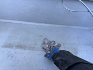 滋賀県大津市のＦＲＰ防水メンテナンス塗装の足付け目荒しの写真です1