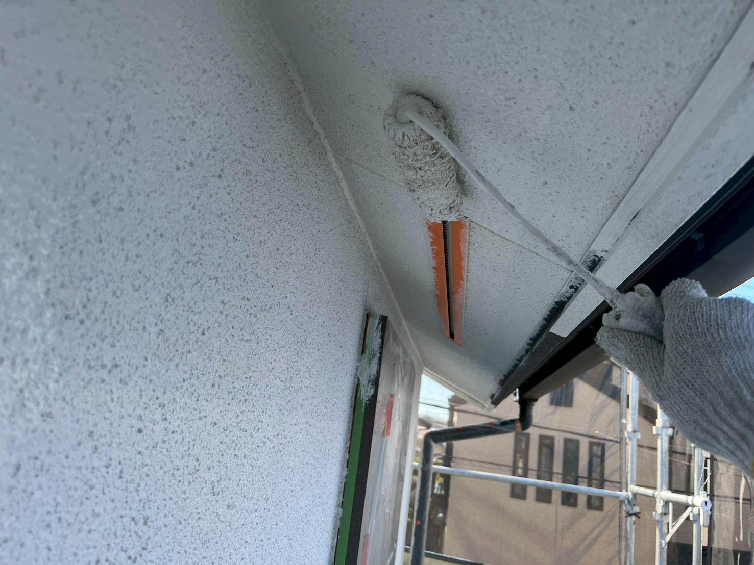 外壁塗装のウルトラＳＩ中塗り塗装作業1