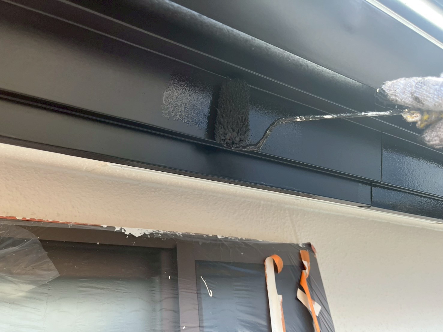 付帯物を2液性シリコン塗料での塗装作業2