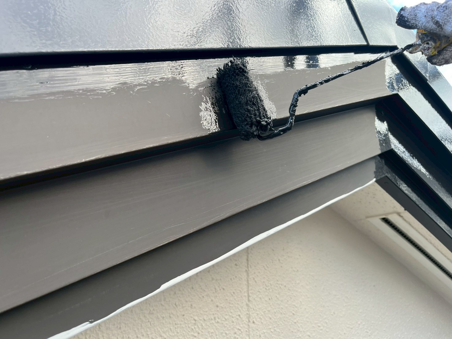 付帯物を2液性シリコン塗料での塗装作業1