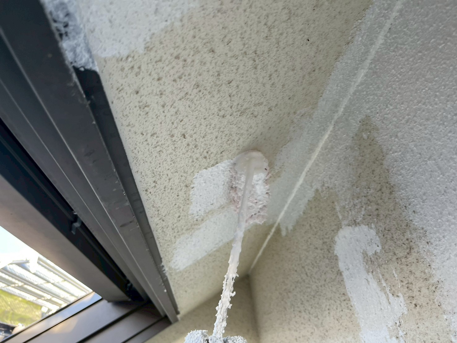 外壁塗装の下塗りフィーラーの塗装作業1