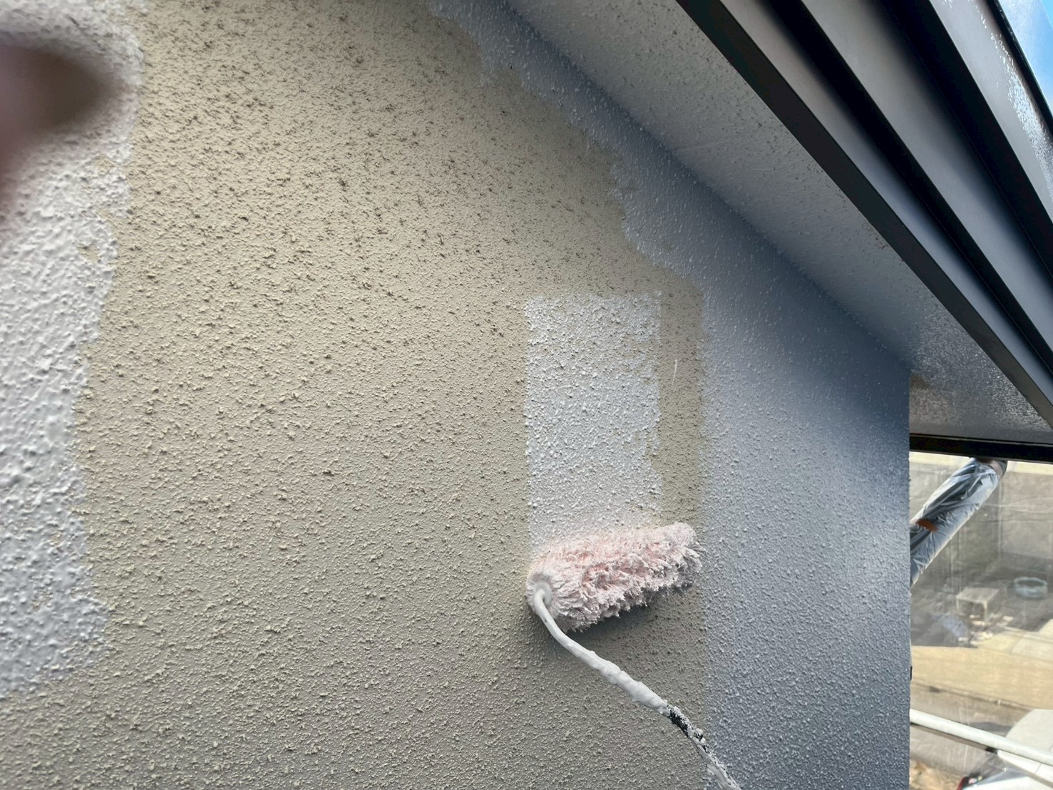 外壁塗装の下塗りフィーラーの塗装作業2