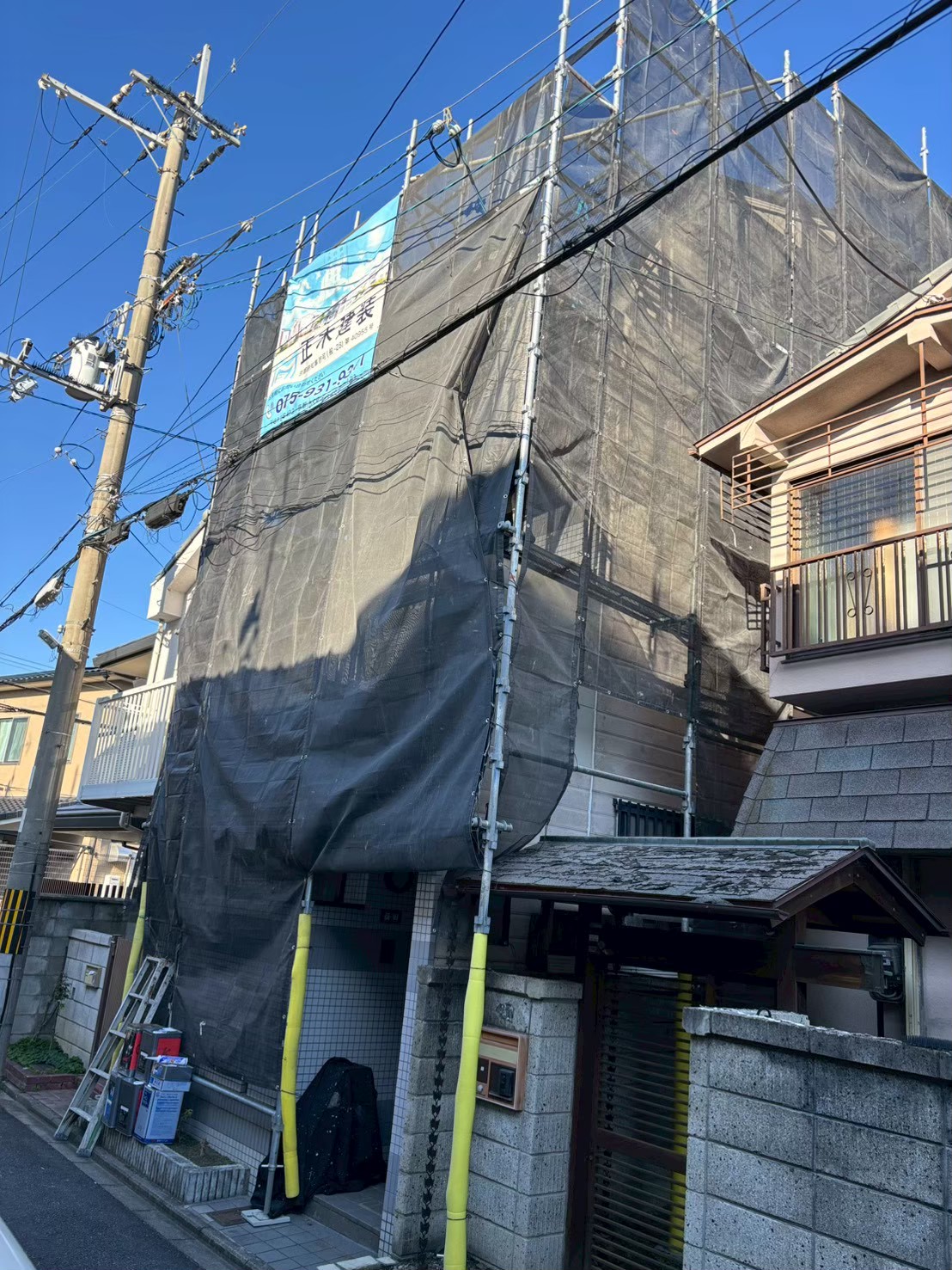京都市左京区の狭小現場の足場写真1
