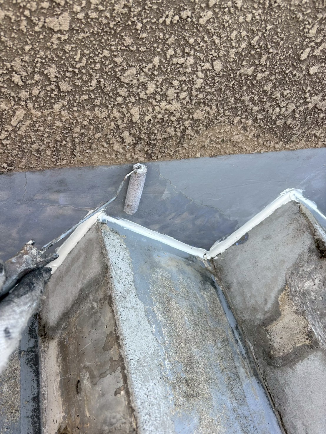 京都市西京区マンションの防水下塗り3