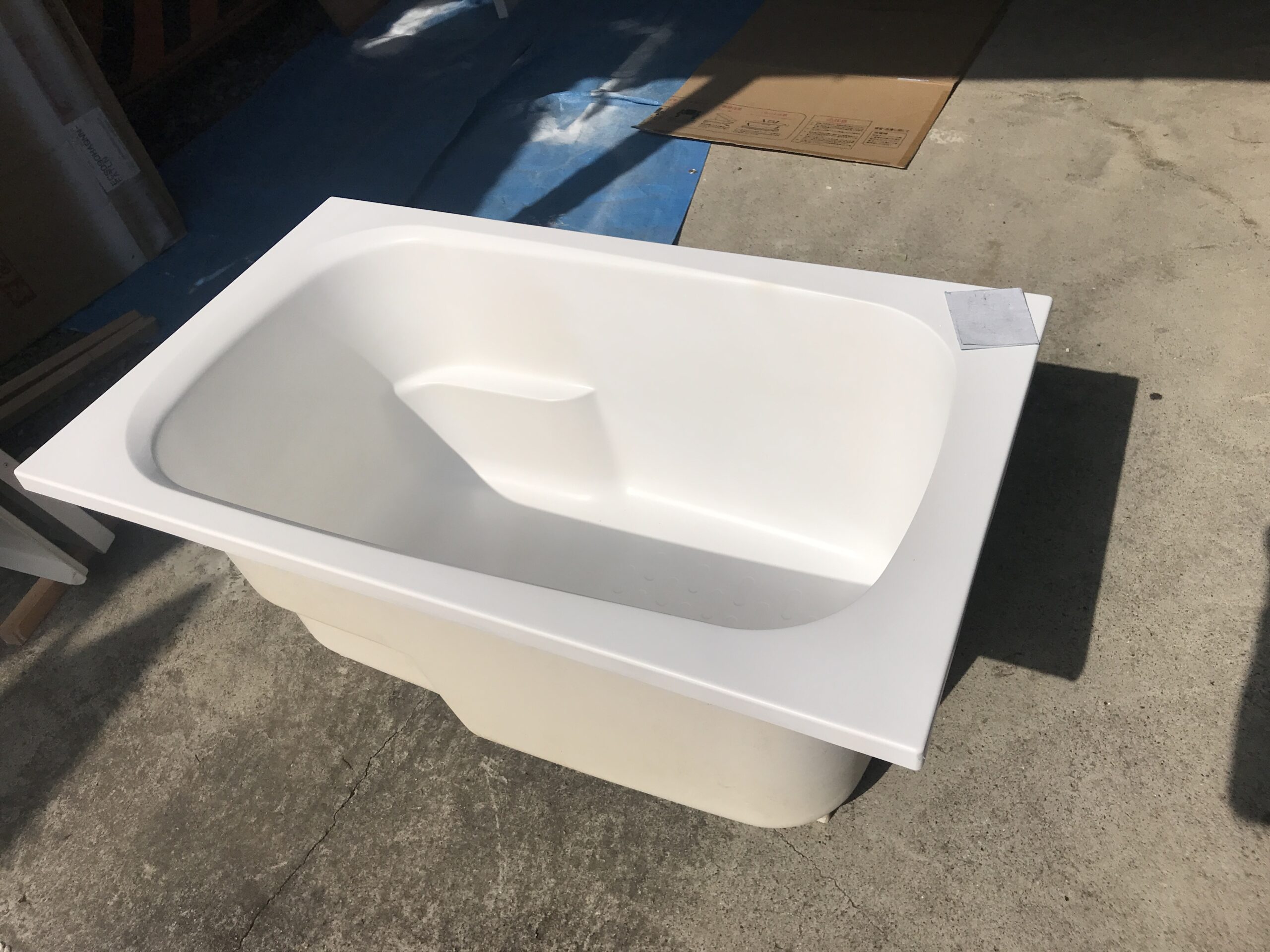 京都で、ユニットバス湯舟の中塗り後足付け写真1