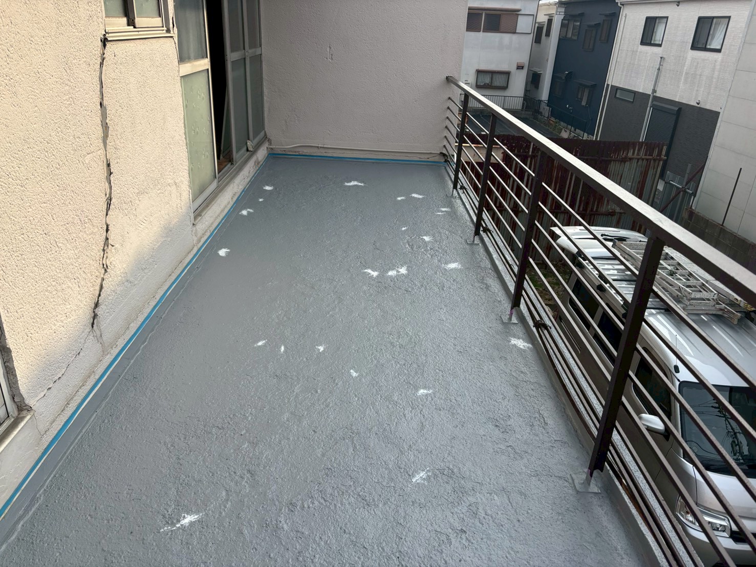 京都府八幡市のバルコニー防水2回目の中塗り写真
