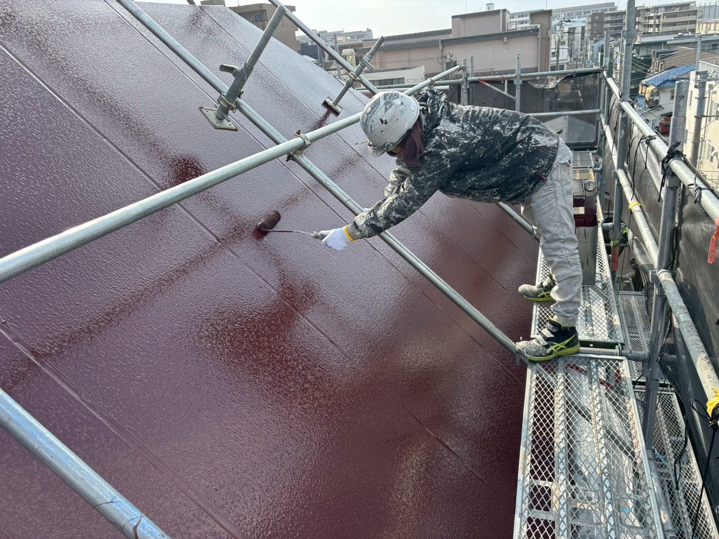 正木建装が破風屋根の中・上塗り作業写真2
