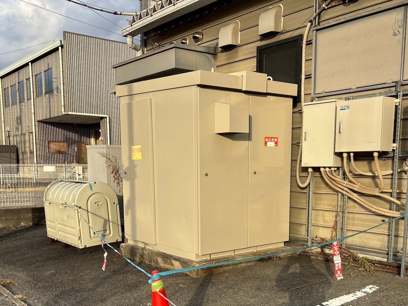 京都市伏見区、変電キュービクル塗装工事完成1