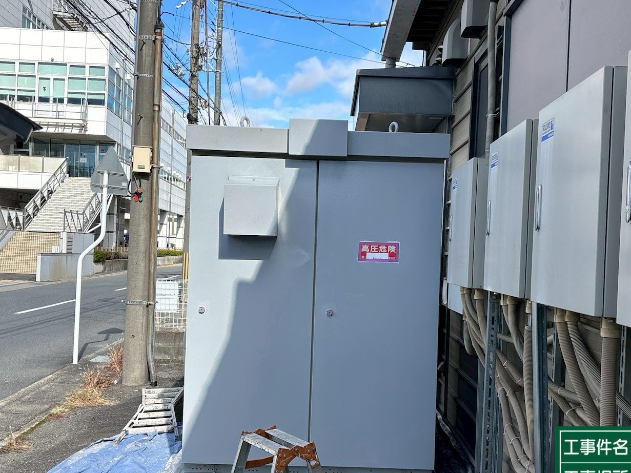 京都市伏見区の店舗変電キュウービクル下塗り1