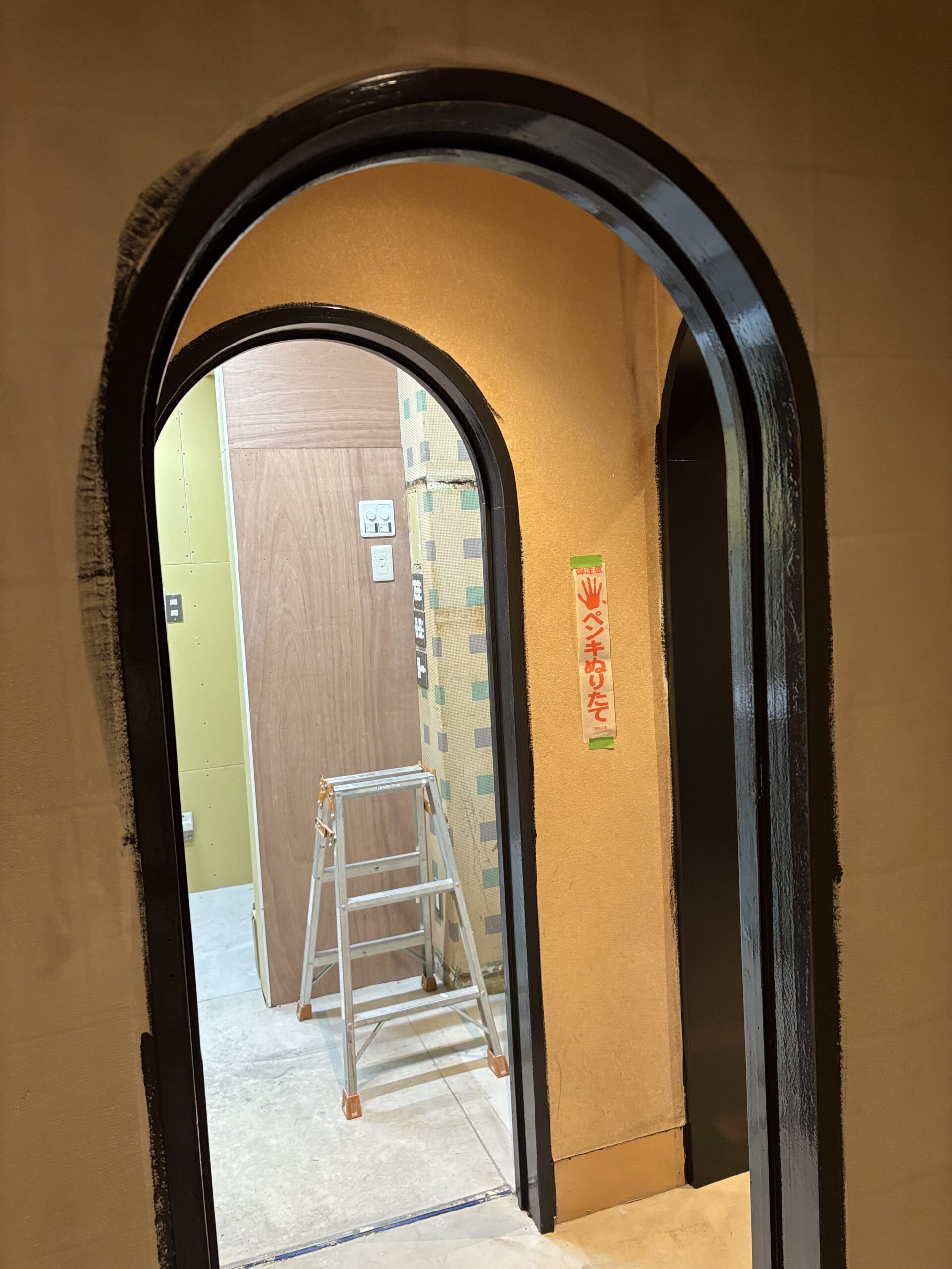 伏見区店舗の木枠塗装作業2