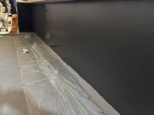 伏見区店舗のカウンター内壁の塗装作業1