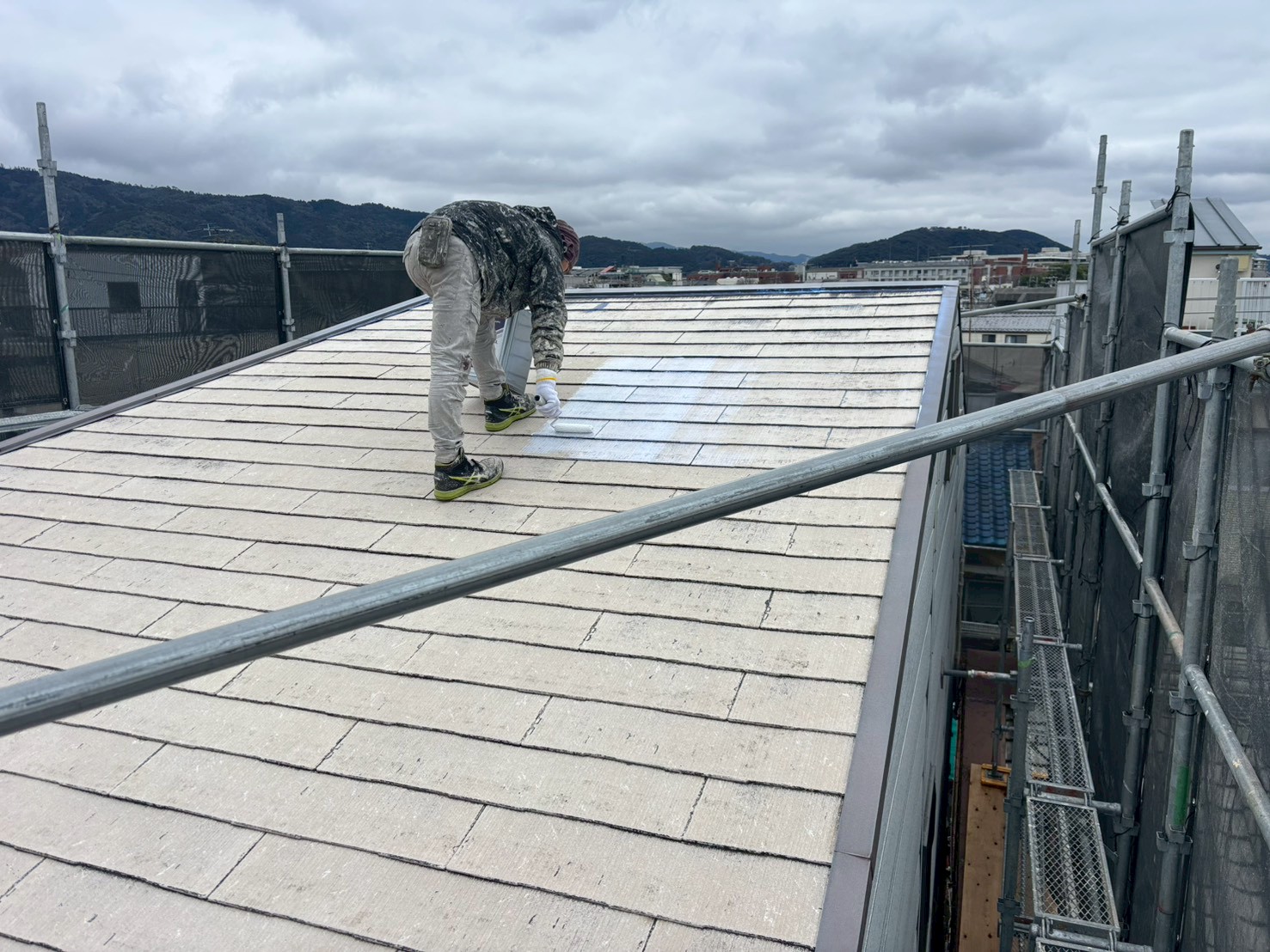 京都市左京区i邸様の屋根塗装ハイブリット下塗り