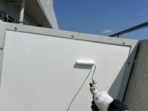 パーテーション塗装作業上塗り