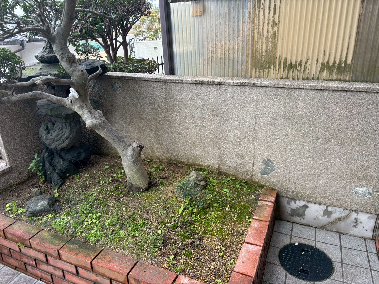 高槻市 擁壁・ブロック塀の塗装前下地確認