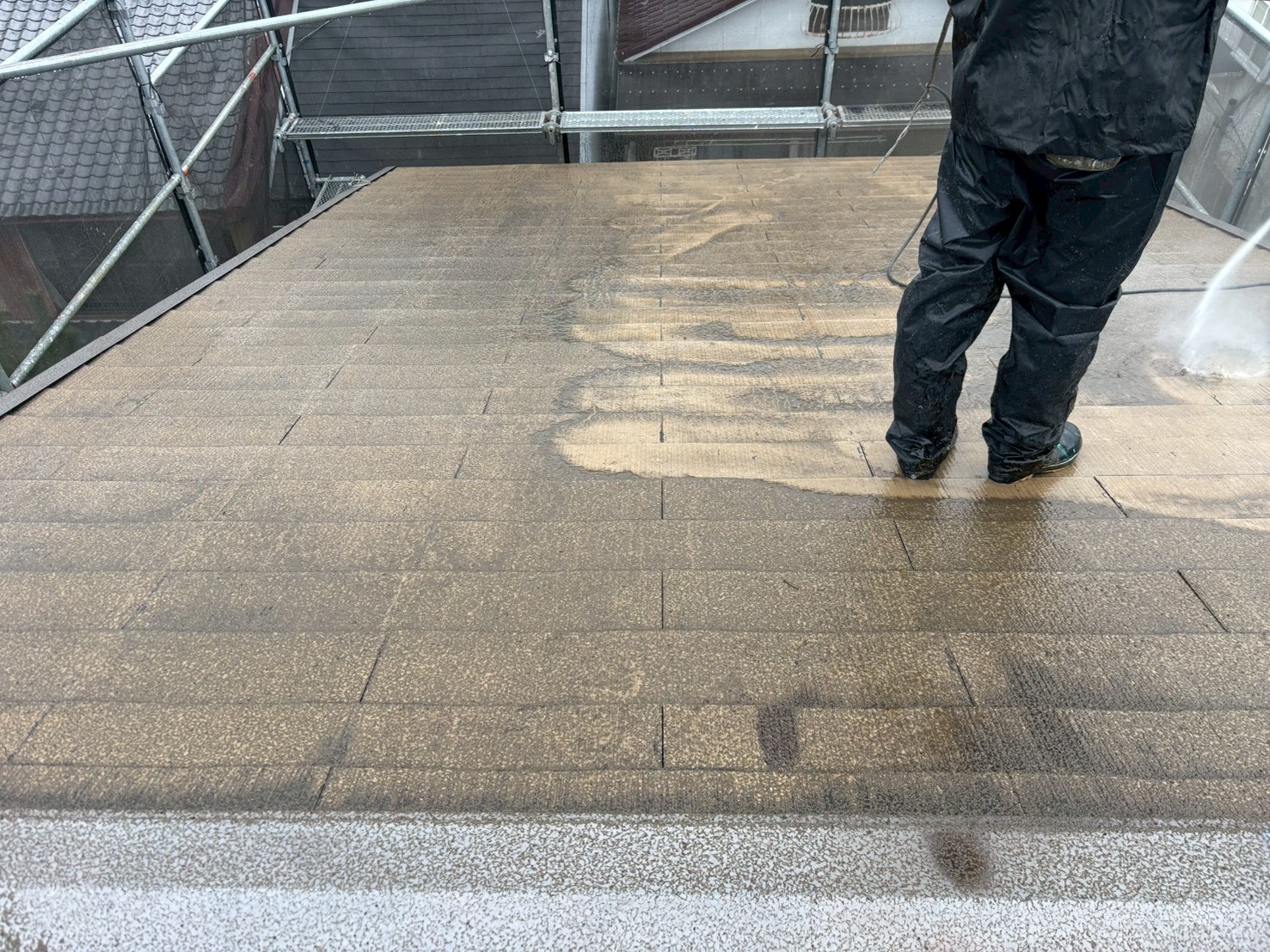 京都市左京区i邸様の屋根塗装高圧洗浄1回目